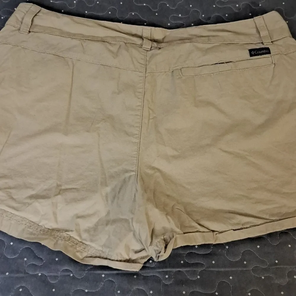 Columbia Women's Tan 4 inch Shorts size 14